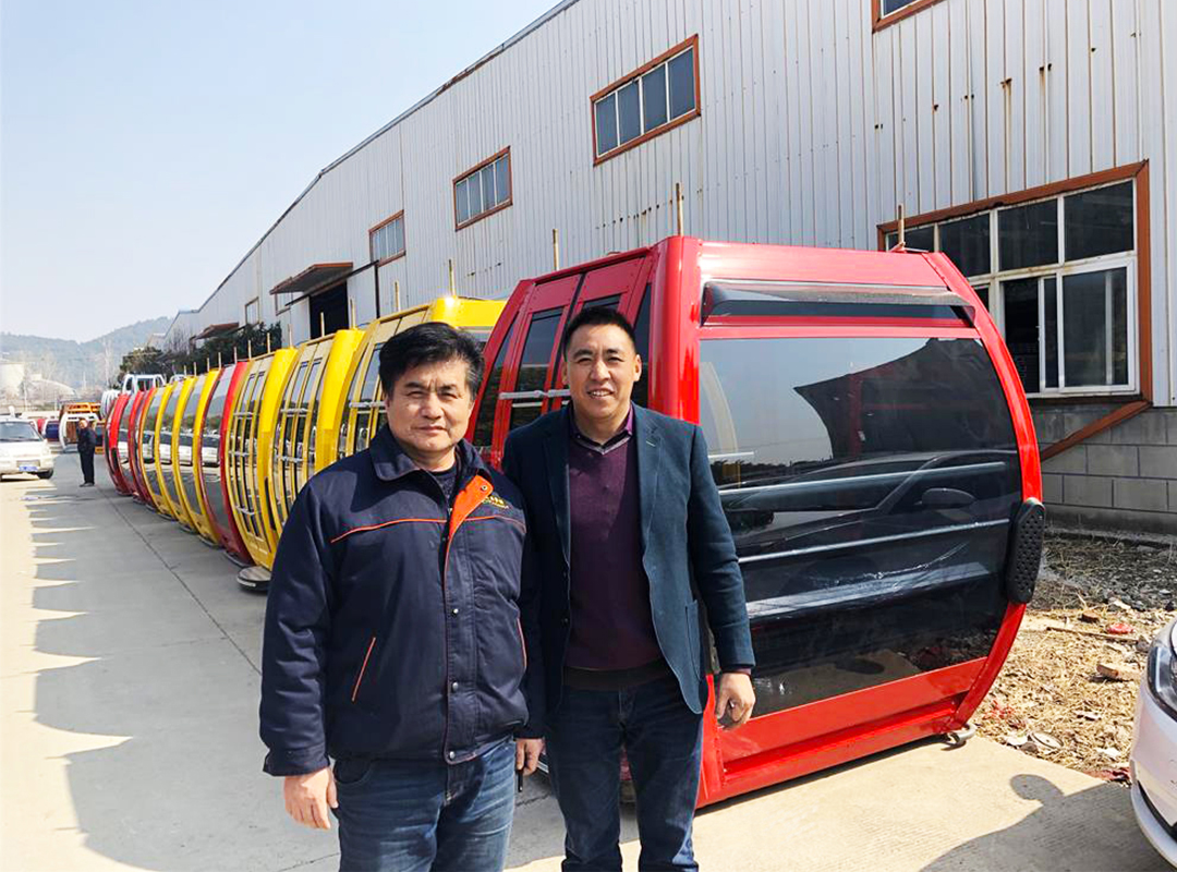 電動(dòng)纜車配件客戶合影