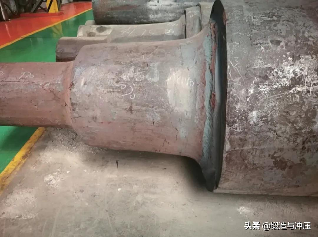 人工控制鍛造的錐形臺(tái) 人工控制鍛造的錐形臺(tái)